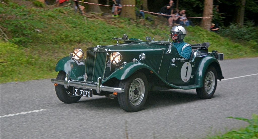 Martin Christensen i startfeltets ældste old timer, MG TD Mark II (1952), nyder fartvinden i Lindum Skov.
(Foto: Åge Keseler Kirketerp)